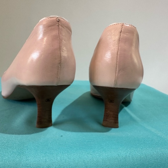 * WOW!! Chanel Light Pink Pumps with White Trim. Pointed Toe. Size 7.5-8 (38.5) - Picture 5 of 10